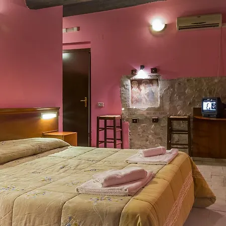 Rifugio Mola Del Sacramento Hostel