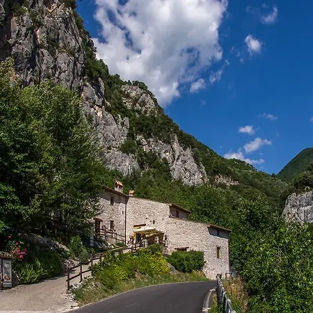 Hostel Rifugio Mola Del Sacramento *
